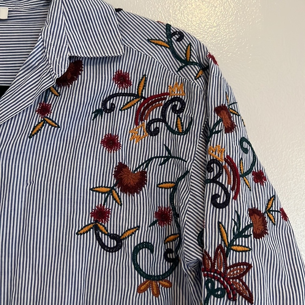 Beach lunch lounge- long sleeved floral button up - Picture 3 of 3